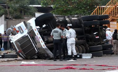 Të paktën 53 persona humbën jetën në Meksikë pas përplasjes së kamionit që gjendeshin brenda – pamjet e rënda tregojnë trupat e pajetë në tokë