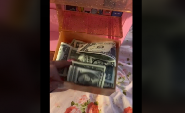 Gruaja gjen më shumë se 200 dollarë te një nga lodrat e vajzës së saj – pergjigjja e kësaj të fundit se si përfunduan aty ishte epike