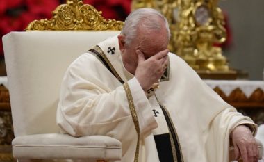 Prezantuesja e lajmeve “njofton vdekjen e Papës” në ditën e Krishtlindjes, në një gabim të madh gjatë transmetimit Live