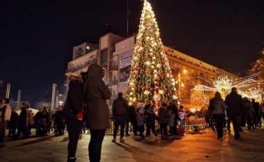 Inspektorët largojnë shitësit ambulantë nga sheshi i Prishtinës, Rama: Nuk mund të lejojmë shitje ilegale