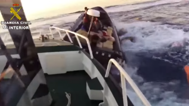 Pamje dramatike: Momenti kur policia spanjolle ndjek tregtarët e dyshuar ndërsa ata hedhin drogën në det
