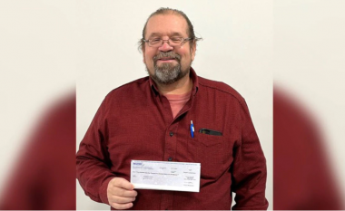 Pas operacionit në zemër, një burrë fitoi 1 milion dollarë – biletën e lotarisë ia dërgoi një shok i tij i fëmijërisë