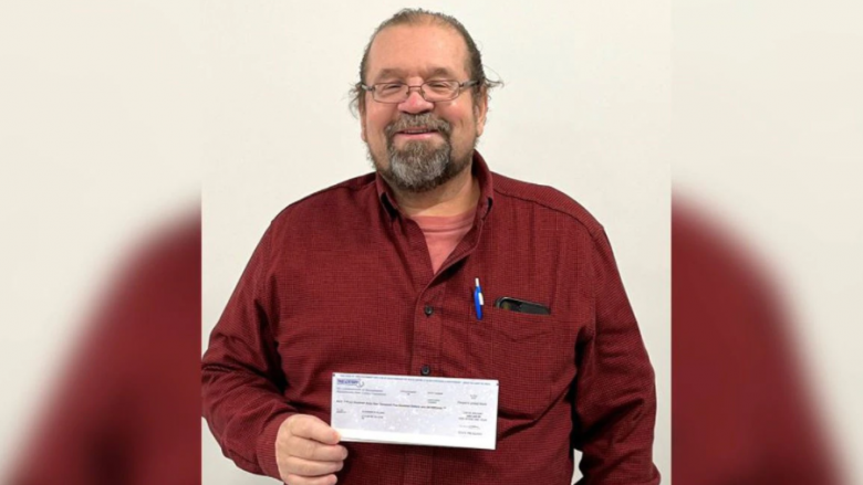 Pas operacionit në zemër, një burrë fitoi 1 milion dollarë – biletën e lotarisë ia dërgoi një shok i tij i fëmijërisë