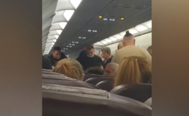 Një burrë u përpoq të hapte derën e aeroplanit që po fluturonte për në Bosnjë sepse nuk donte të ndalonte në Beograd