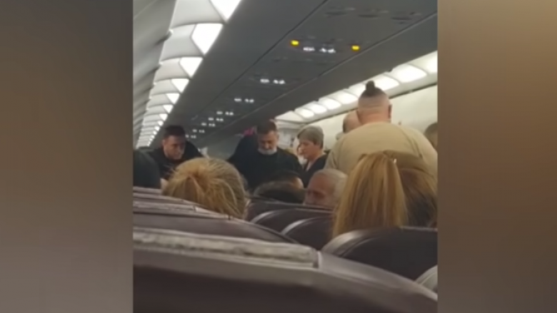 Një burrë u përpoq të hapte derën e aeroplanit që po fluturonte për në Bosnjë sepse nuk donte të ndalonte në Beograd