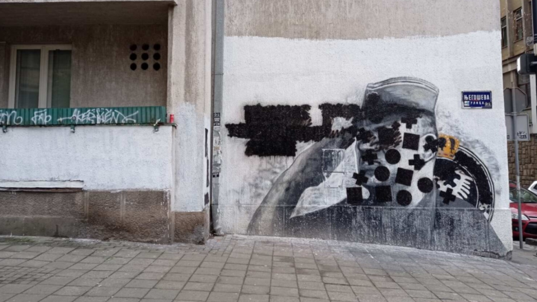 Sërish hidhet ngjyrë mbi muralin kushtuar Mlladiqit në Beograd