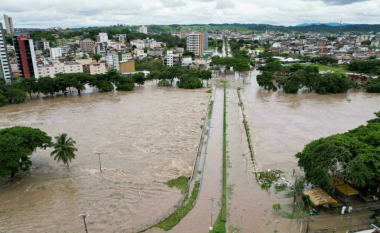 Lindja e Brazilit u godit nga përmbytjet pasi dy diga u shkatërruan nga reshjet e dendura të shiut