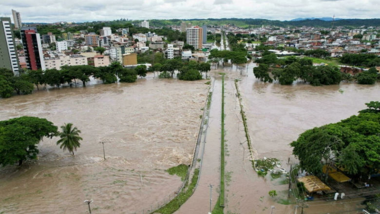 Lindja e Brazilit u godit nga përmbytjet pasi dy diga u shkatërruan nga reshjet e dendura të shiut