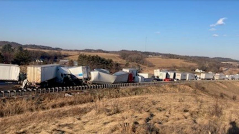 Aksident masiv trafiku në Wisconsin: Përplasën 100 vetura, kamionët në flakë
