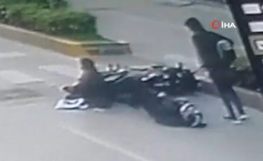 Motoçikleta goditi një grua shtatzënë në vendkalimin e këmbësorëve në Antalia