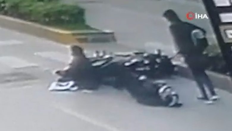 Motoçikleta goditi një grua shtatzënë në vendkalimin e këmbësorëve në Antalia
