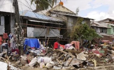 Numri i të vdekurve në Filipine u rrit në 375, të mbijetuarit kërkojnë ujë dhe ushqim