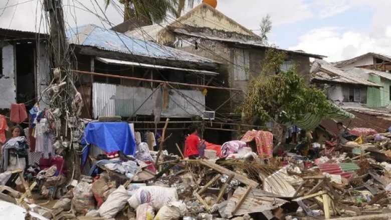 Numri i të vdekurve në Filipine u rrit në 375, të mbijetuarit kërkojnë ujë dhe ushqim