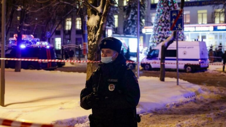 Të shtëna me armë shkaku i mos mbajtjes së maskës, të paktën dy të vdekur në Rusi