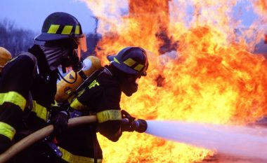 Lëndohet një zjarrfikës derisa po tentonte të shuante zjarrin në një fshat të Klinës