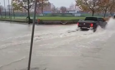 Reshjet e shiut shkaktojnë përmbytje në Durrës