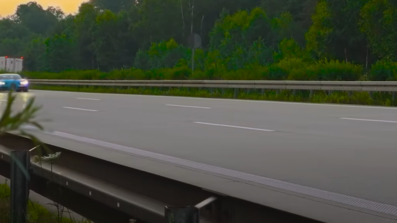 Si duket kur një Bugatti Chiron garon me shpejtësi 400 km në orë në autostradë?