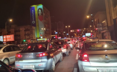 3 kilometra për 50 minuta, bllokohet komunikacioni në Shkup