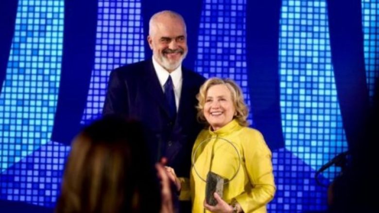 Hillary Clinton vlerëson kryeministrin e Shqipërisë, Edi Rama, me çmim për strehimin e afganëve