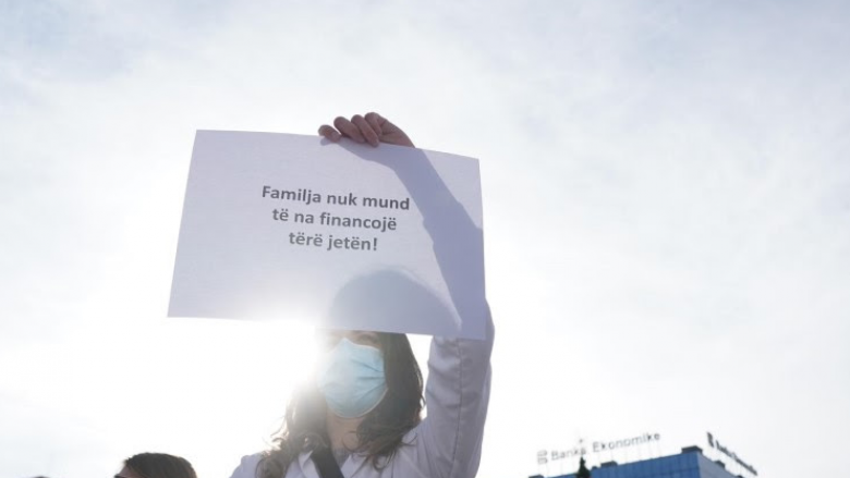 Specializantët protestojnë: Familja nuk mund të na financoj gjatë gjithë jetës