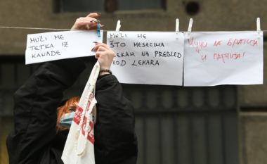 Studentët protestojnë para Presidencës së Serbisë: Vuçiq, jemi lodhur me gënjeshtrat e tua