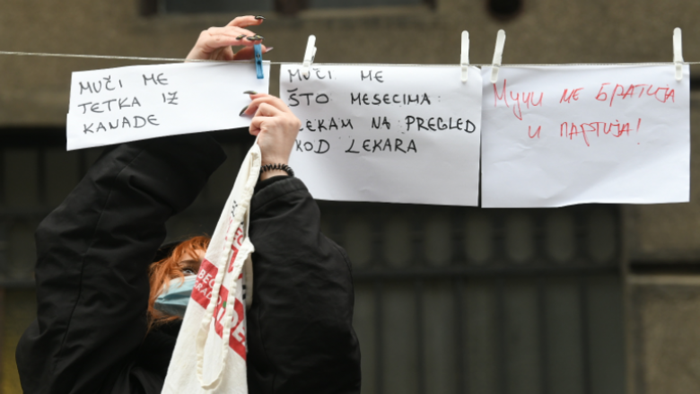 Studentët protestojnë para Presidencës së Serbisë: Vuçiq, jemi lodhur me gënjeshtrat e tua