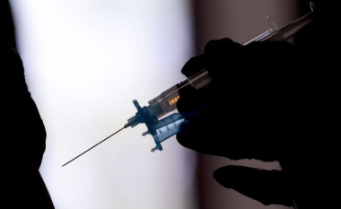 Shkencëtarët britanikë: Dy doza vaksine nuk mjaftojnë për ta luftuar Omicronin
