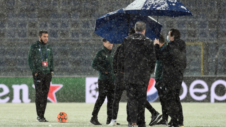 Ndeshja Atalanta – Villarreal shtyhet për 20 minuta shkaku i borës