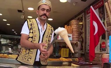 Ashtu siç e do tradita në Stamboll, shitësi i akullores bën një shfaqje mbresëlënëse me levizjet e tij