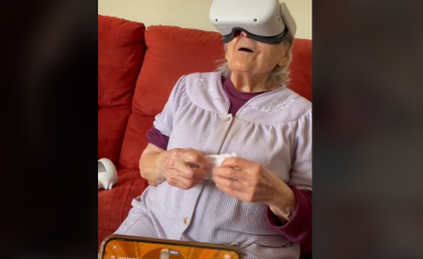 100-vjeçarja shpërthen në lot kur eksploron me kufje të realitetit virtual një vend qe e kishte vizituar si fëmijë