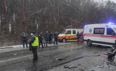 Përplaset minibusi me një kamion në Ukrainë – vdesin 13 persona