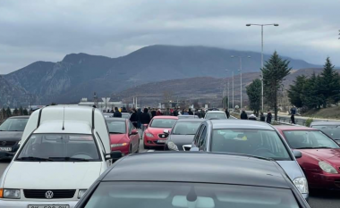 Bllokohet autostrada Shkup-Tetovë, banorët e fshatit Gërçec kërkojnë energji elektrike