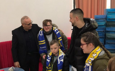 Ademi e Zhegrova shpërndajnë dhurata për fëmijët me Down Syndrome