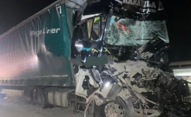 Aksident në autostradë mes dy kamionëve, dy shoferët të lënduar