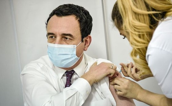 Kurti merr dozën e tretë të vaksinës anti-COVID dhe vaksinën kundër gripit sezonal