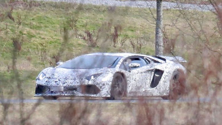 Lamborghini nuk heq dorë nga motori V12: Modeli i ri mbërrin në vitin 2023