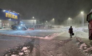 Konsumatorët janë detyruar të kalojnë natën në IKEA për shkak të reshjeve të borës në Danimarkë