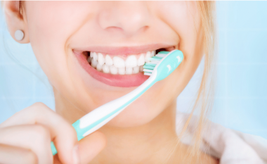 Sipas dentistëve, ka një kohë të ditës kur nuk duhet të lani kurrë dhëmbët