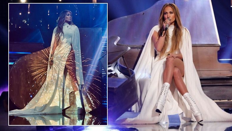 Jennifer Lopez duket magjepsëse me një fustan të bardhë, ndërsa performon në finalen e sezonit të “The Voice”