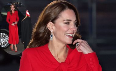 Kate Middleton duket si një dhuratë e vërtet e veshur me një pallto të kuqe në formë fustani