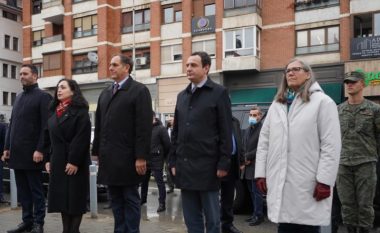 ​Krerët e institucioneve të Kosovës vendin kurora lulesh te busti i senatorit Dole