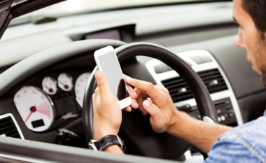 Një tjetër shtet evropian ndalon përdorimin e telefonave teksa vozisni