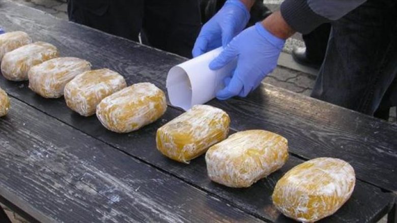 Turku kapet në Greqi me 1.7 milion euro drogë, 32-vjeçarja shqiptare mbante çantat me kokainë