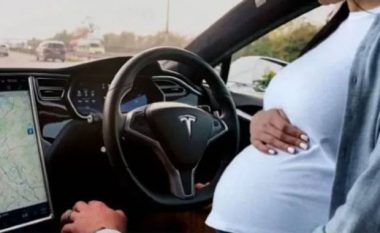 Gruaja nga Filadelfia lindi fëmijën në ulësen e përparme të Tesla, derisa veturën e kishte vendosur në autopilot