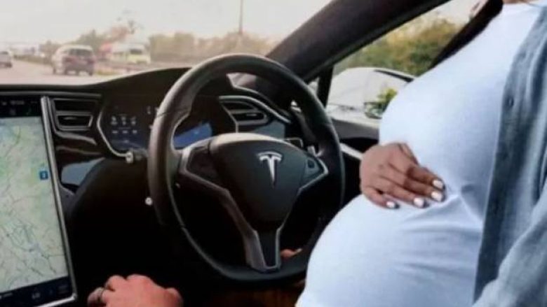 Gruaja nga Filadelfia lindi fëmijën në ulësen e përparme të Tesla, derisa veturën e kishte vendosur në autopilot