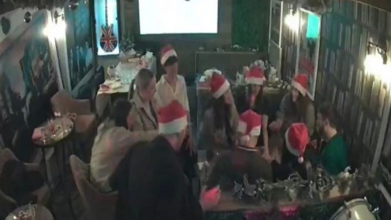Stafi i një lokali në Angli organizuan një festë Krishtlindjesh, pa e ftuar pronarin – ai i zbuloi sepse ata kishin harruar një gjë!