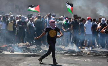 Izraelitët vrasin një palestinez gjatë protestave në Bregun Perëndimor