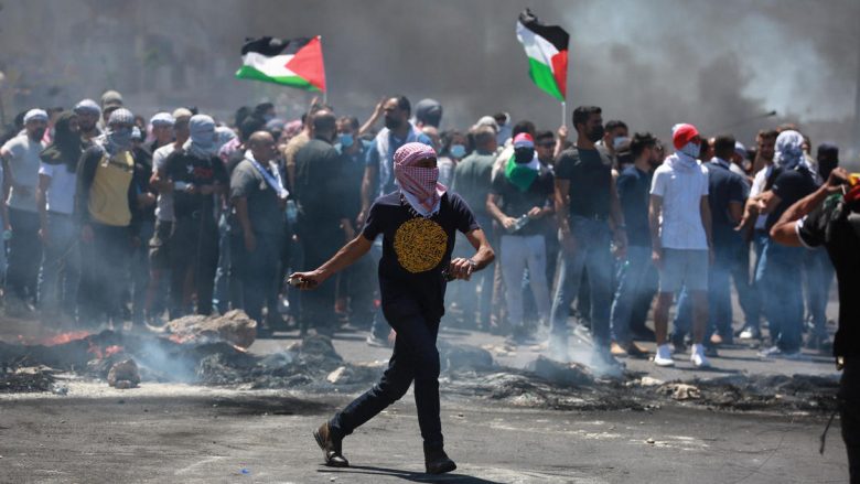 Izraelitët vrasin një palestinez gjatë protestave në Bregun Perëndimor