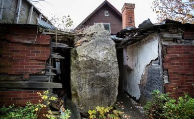 Kur një shkëmb gjigant ra në shtëpinë e tyre në Wisconsin, pronarët e shitën – ata që e blenë e shndërruan në një atraksion turistik