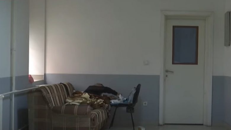 I braktisur nga familja, i moshuari nga e shtuna ka mbetur në korridoret e spitalit të Mitrovicës – s’ka ku të shkojë